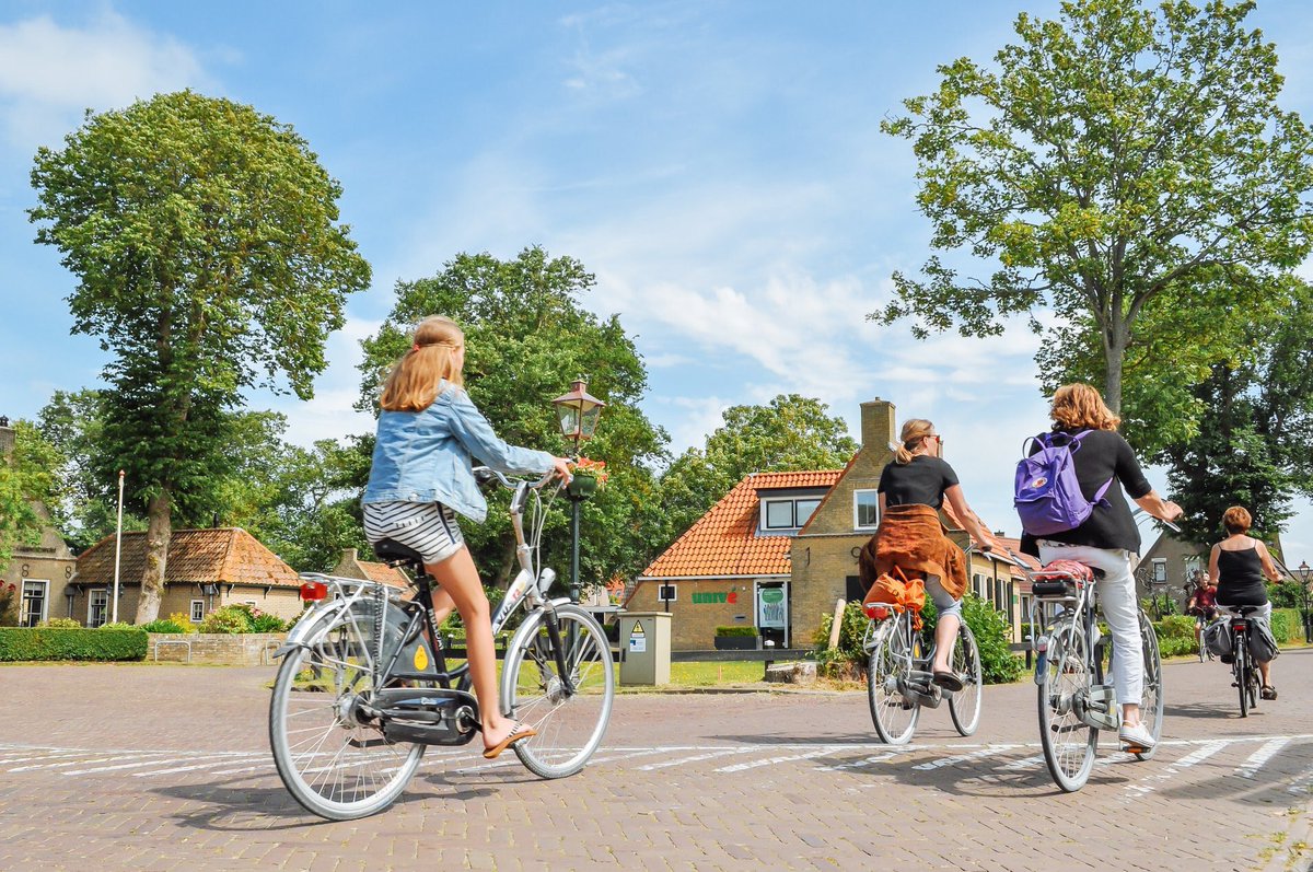 Selle_Royal's tweet photo. Once again, it’s time to get “back to the routine”.
Don’t despair. 
To improve your life, a secret to happiness may be found if you change something in your daily routine. 
Start with a simple thing... ride your bike! https://t.co/TH4ZGwcIWR