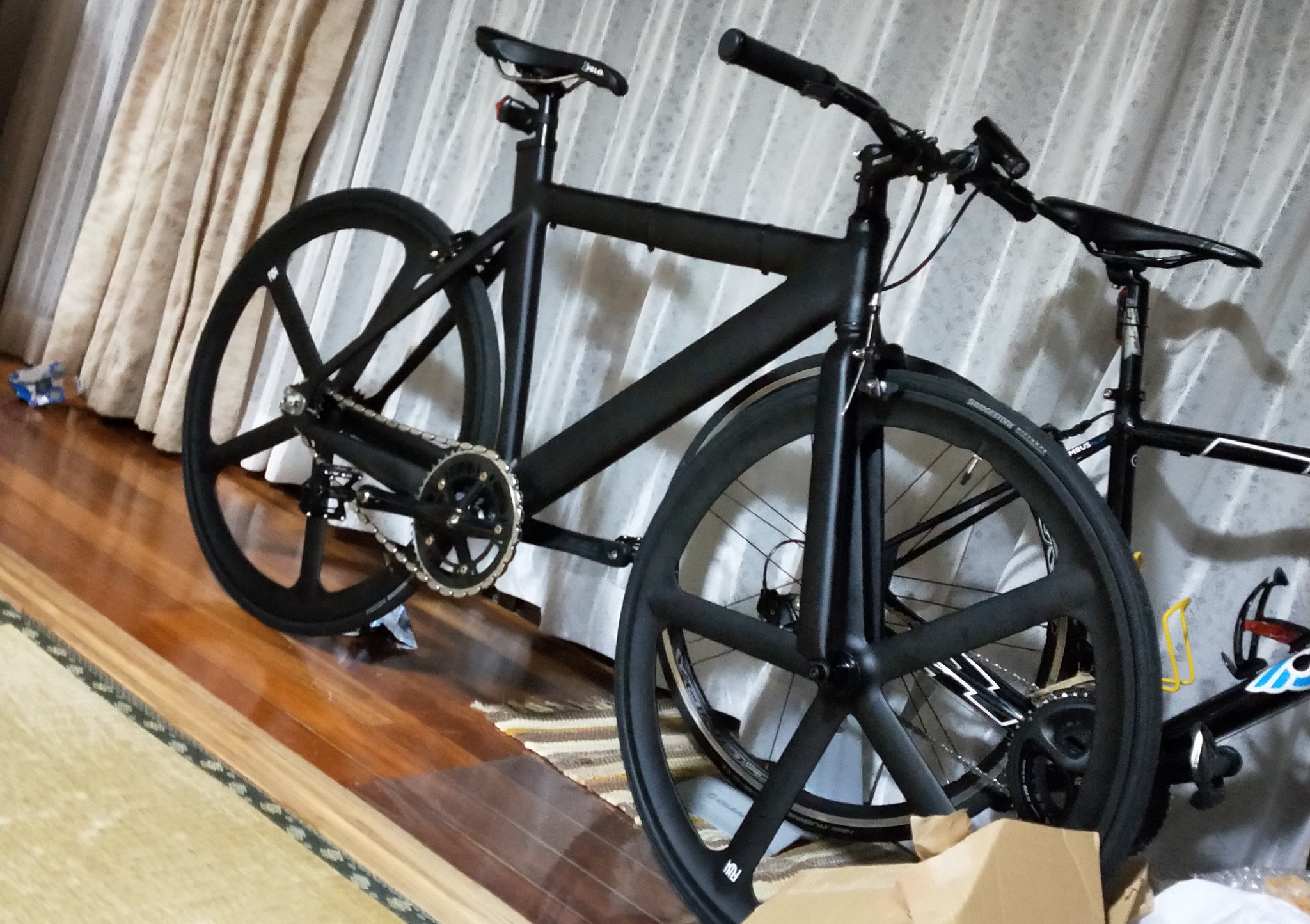みわ えー 本日ピストバイク納車しました メチャクチャかっこいいのでこれからこいつを通学の相棒とします ピスト乗りの方もよろしくお願いします そしてみなさん祝ってください T Co 2r5asyutkt Twitter
