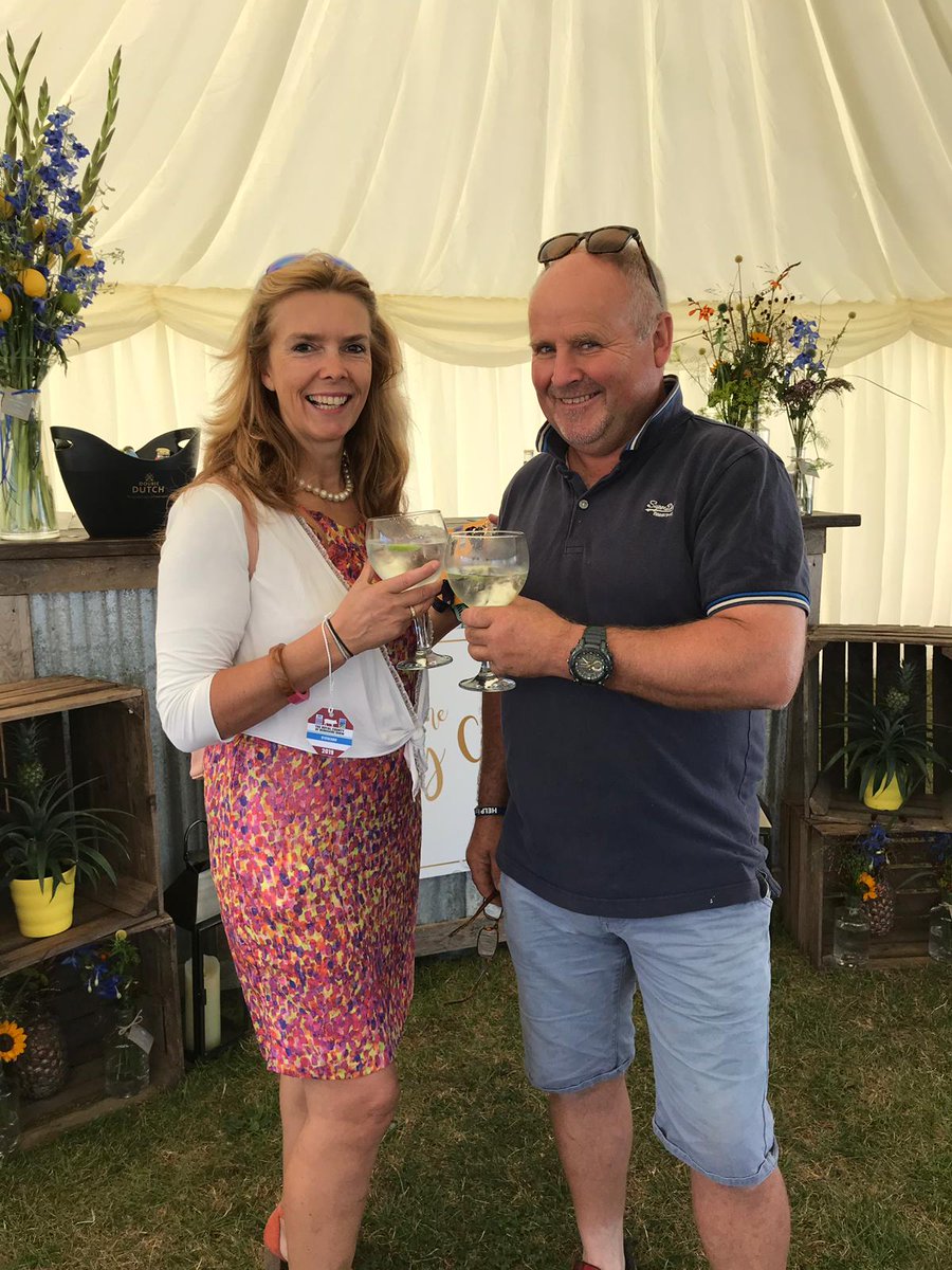 NewburyShow's tweet photo. What an amazing debut for our 1st #Artisan #Gin Competition! And well done to @HiddenCGin! 
A big thanks to our judges from @theginguide &amp; @innathome as well as our suppliers @Caravatti_E @WhitleyNeill @DoubleDutchMix  #berkshireshow https://t.co/AwWbFmmosT