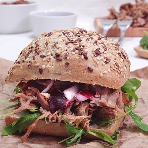 TheRustikBakery's tweet photo. ¿Qué os parece este bocadillo #therustikbakery de pulled pork con rúcula y cebolla? No me digáis que no tiene pintón.
Gracias @cocinarebeca por esta delicia. https://t.co/9BvRQ8PM7Q