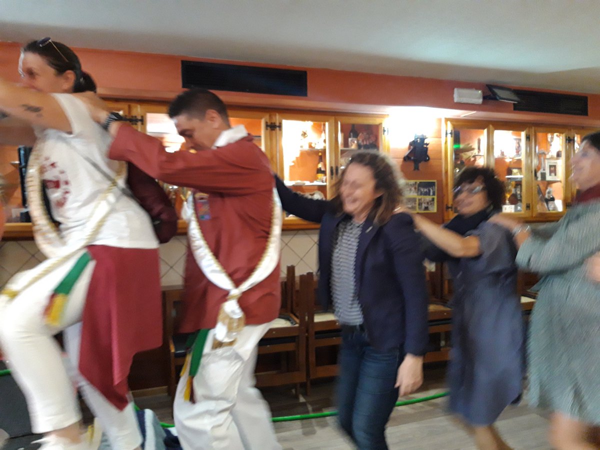 En la peña La Rioja se come paella, se baila y hay concurso de tirada de gavillas. Esto es #SanMateo19, estas son nuestras peñas.