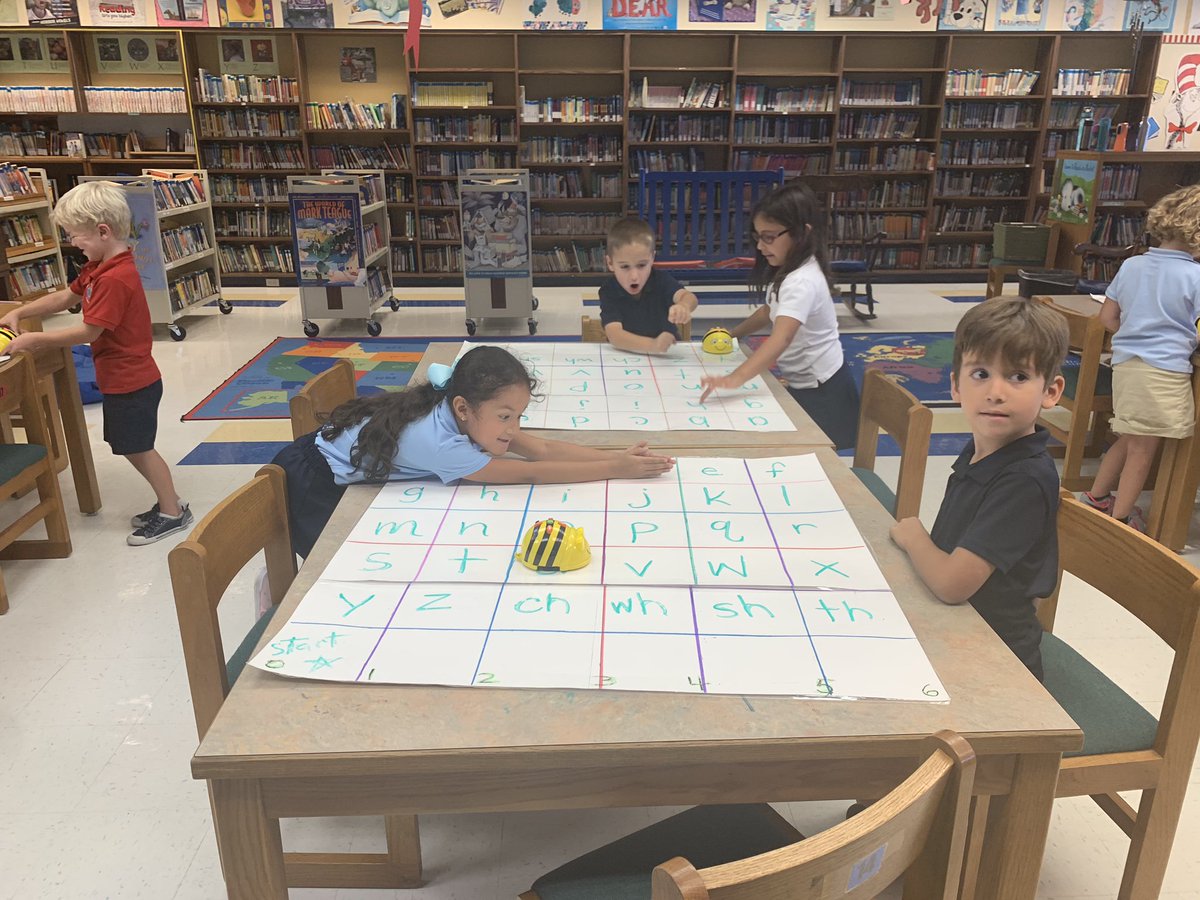 MichelleA_SPARK's tweet image. First Graders in Ms. Rodriguez&apos;s Media Center @OsceolaMagnet practice their letters programming Bee-Bots robots!!! #SPARK_IT #TechInSDIRC @IT_SDIRC @IRCSchools