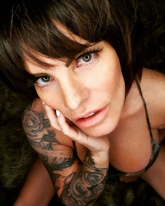 This time in looking at you. 💋 #scoundrels NEWS I have 12 yrs of sex movies I have made available on<a href="/tag/scoundrels"class="tags">#scoundrels</a>