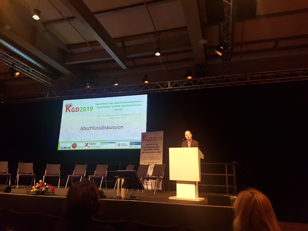 kgd2019's tweet photo. Der Vorsitzende der KGD Michele Barricelli schließt die XXIII. Zweijahrestagung #kgd2019 und dankt @BernhardtMarkus für die Gestaltung und Organisation https://t.co/usWgVj9OtW