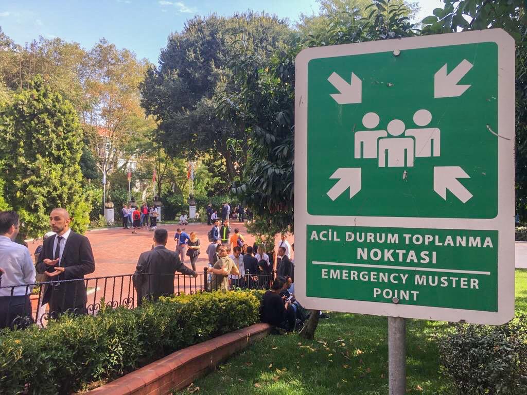 Yeşil alanlar sadece nefes kaynağımız değil, aynı zamanda acil toplanma noktalarıdır. Bu yüzden yeşil alanlarımızı korumalı ve çoğaltmalıyız. 
Depremin sarstığı tüm İstanbullulara geçmiş olsun. #deprem