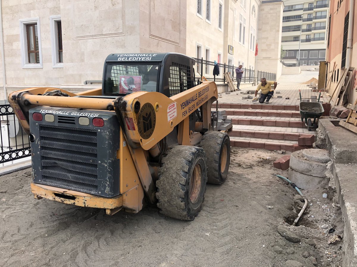 Aşağı Yahyalar mahallesi merkez cami ve sağlık ocagı önü bordür ve tretuvar çalışmaları devam etmektedir.