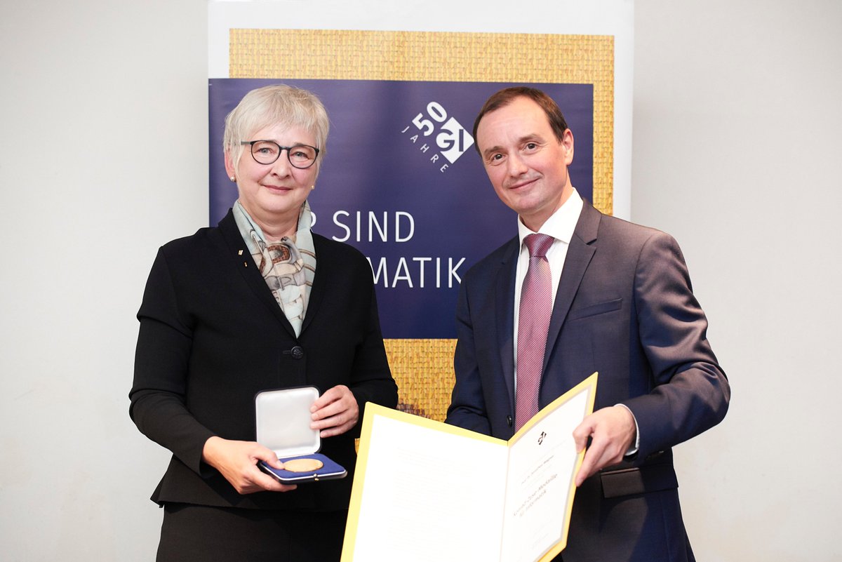 WissRat's tweet photo. Applaus💐Dorothea Wagner bekam gestern Abend auf der #INFORMATIK2019 als 1. Frau die #KonradZuseMedaille verliehen. @wissrat gratuliert der stv. Vorsitzenden seiner Wissenschaftlichen Kommission ganz herzlich: https://t.co/Xbt6PEKj1W @informatikradar #KI50 #GI 📷Uni-Kassel/Wefers https://t.co/zB0fqWiGns