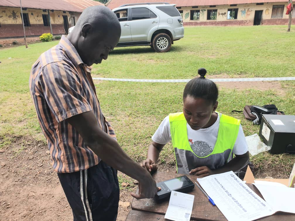 Newsday_Ug's tweet photo. Low start in #HoimaByElection with a reported low voter turn up at most polling stations. Two candidates, Harriet Businge Mugenyi of @NRMOnline and Asinasi Nyakato Kamanda of @FDCOfficial1 are contesting for the seat #IntelPostUpdates https://t.co/6ThstdLDnZ