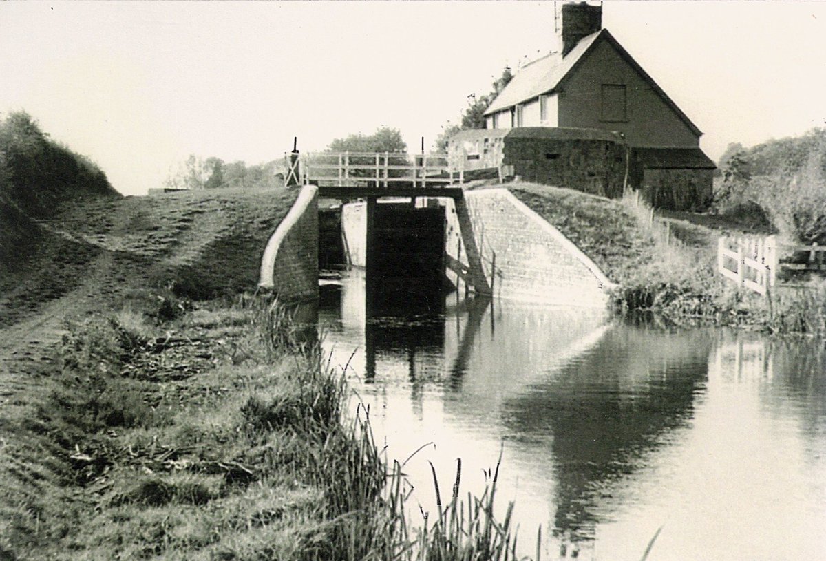CRTWalesandSW's tweet image. Morning folks - here's the answer to our #WaterwaysWednesday Quiz question. It is Cobblers Lock No. 72, otherwise known as Hopgrass Lock after a nearby farm.The pic was taken in 1964 and the Pill Box has gone #KACT Archive
