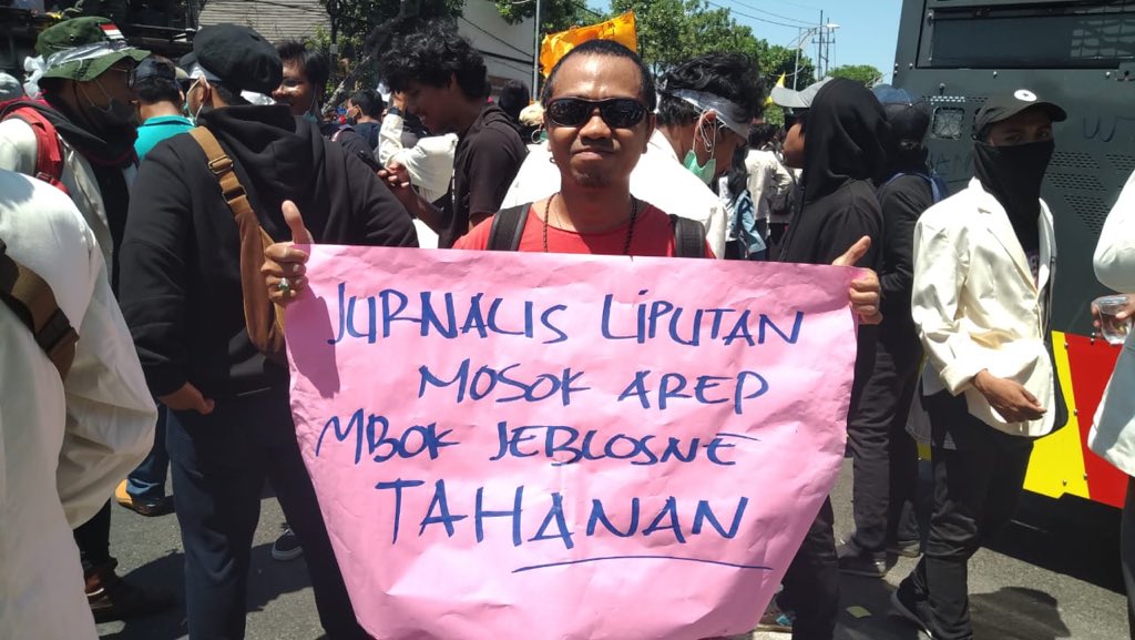 aji_surabaya's tweet photo. jurnalis liputan masa mau dijebloskan tahanan. Knp? krn di RKUHP ada 10 pasal yg mengancam jurnalis dan kebebasan pers! #SurabayaMenggugat https://t.co/LH2L2LVzC7