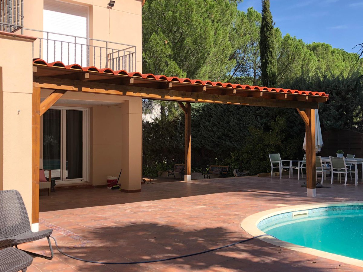 RoofecoSystem's tweet photo. ¡Quién no quisiera tener una #pérgola tan preciosa como esta! 🤩 La #tejaplástica RoofEco no tiene nada que envidiar a otras cubiertas para tejados: elegante 🎩, resistente 🛠 y sostenible 🌿, ¡una combinación perfecta! #DIY #bricolaje https://t.co/S05oOJo0AS