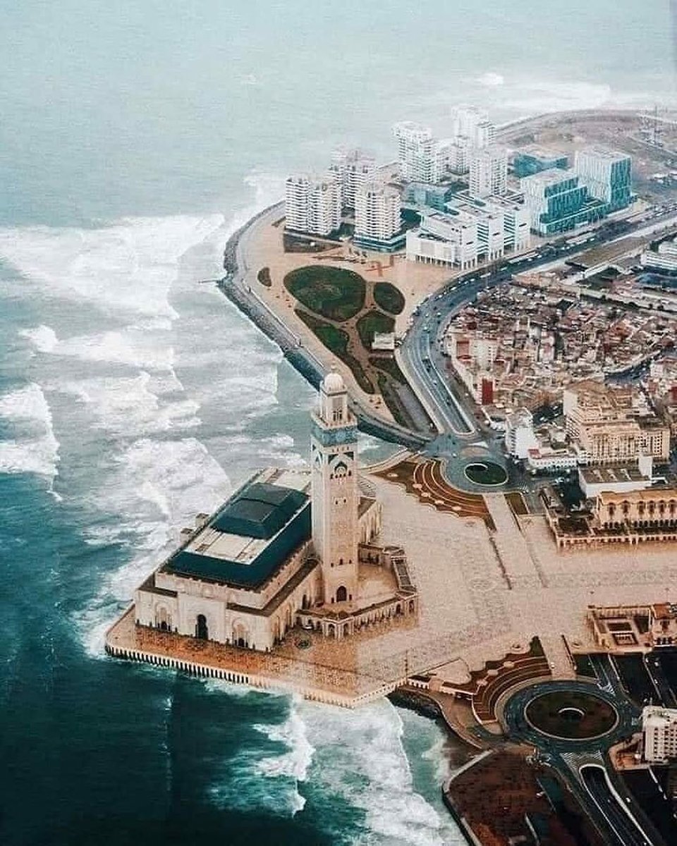 ExploreMorocco's tweet photo. Sky view of Casablanca Mosque. https://t.co/assbokGGBH