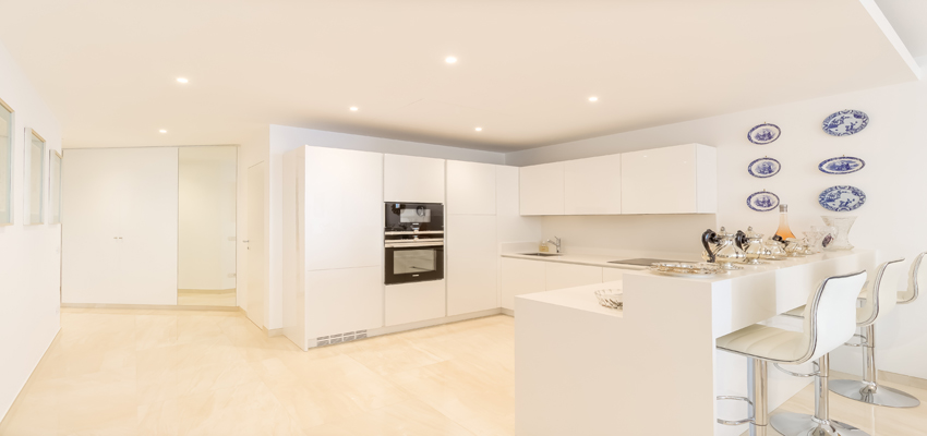 We love the clear lines of this kitchen that opens on a beautiful  dining room… Book a visit to this apartment on our website! 
#monaco #montecarlo #miells #miellsandpartners #monacoinfo #monacolife #Monacolifestyle #monacolife #monacoville #monacotravel #monacoroyals