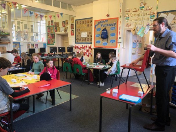 CentreforLP's tweet photo. It's been back to the classroom for the team - they've been learning all about Contract to Cube-It. Great classroom activity for primary school children - take a look https://t.co/seHRL1hDXu 
We'd love to hear from you if could #volunteer or would like it delivered in your school https://t.co/VeSwhoKtQy