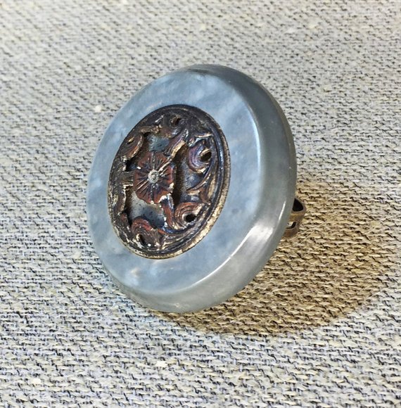 Rescuedoffering's tweet photo. Vintage Bakelite Button Statement https://t.co/MGmAurSSak via @EtsySocial #Specialtoo #tmtinsta #vintagebakelite #bakelitebutton https://t.co/SXy9isnzBI