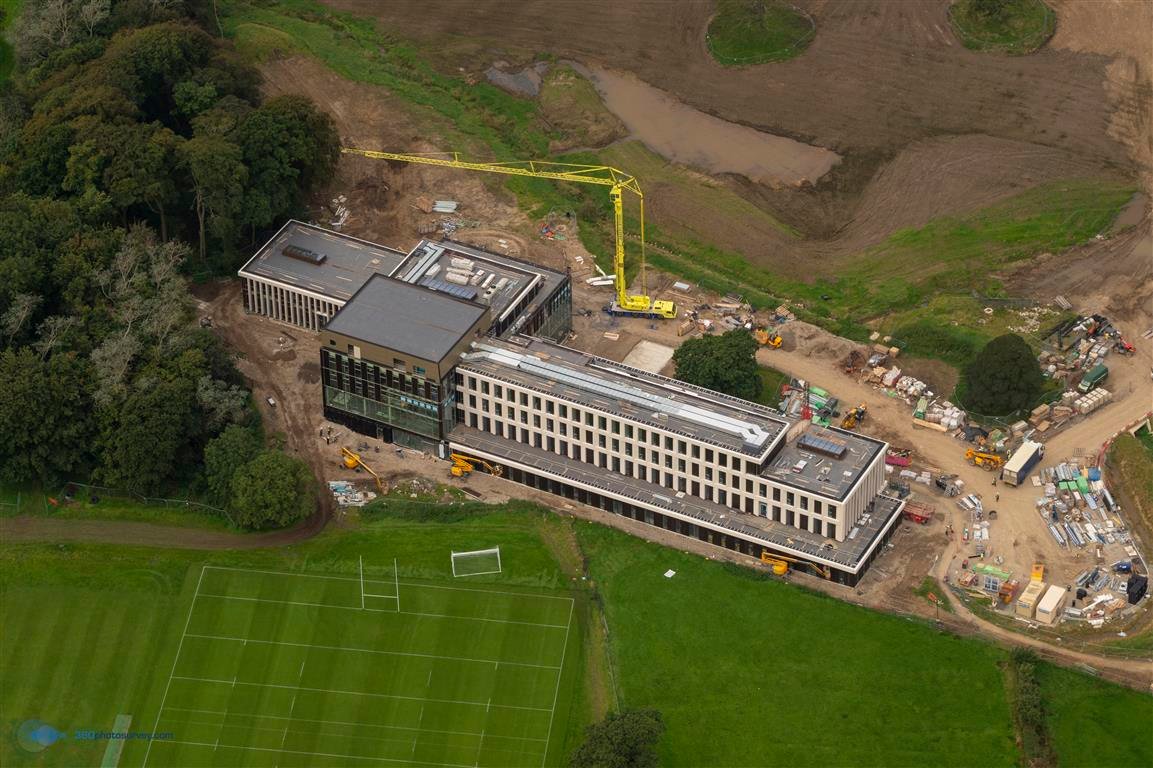 HICLancaster's tweet photo. Here's the latest images of construction work on the new campus. Huge windows being installed which will ensure the building is flooded with natural light. The old Tommy Cooper gag about going window shopping and buying four windows never felt so relevant. 😂 #health #innovation https://t.co/2pEkEnLW2G