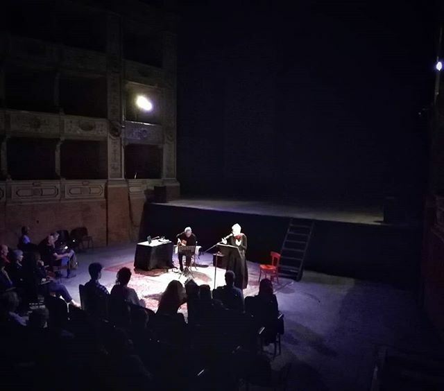 Ieri sera Silvia Pasello e Ares Tavolazzi, per i 7 anni di #TRA, hanno regalato il loro concerto mistico per il nuovo millennio, "Amor morto". Stasera va in scena il teatro con la compagnia del TRA in "Festa di matrimonio della figlia del presidente", di J. Mayorga. 
#silvia…