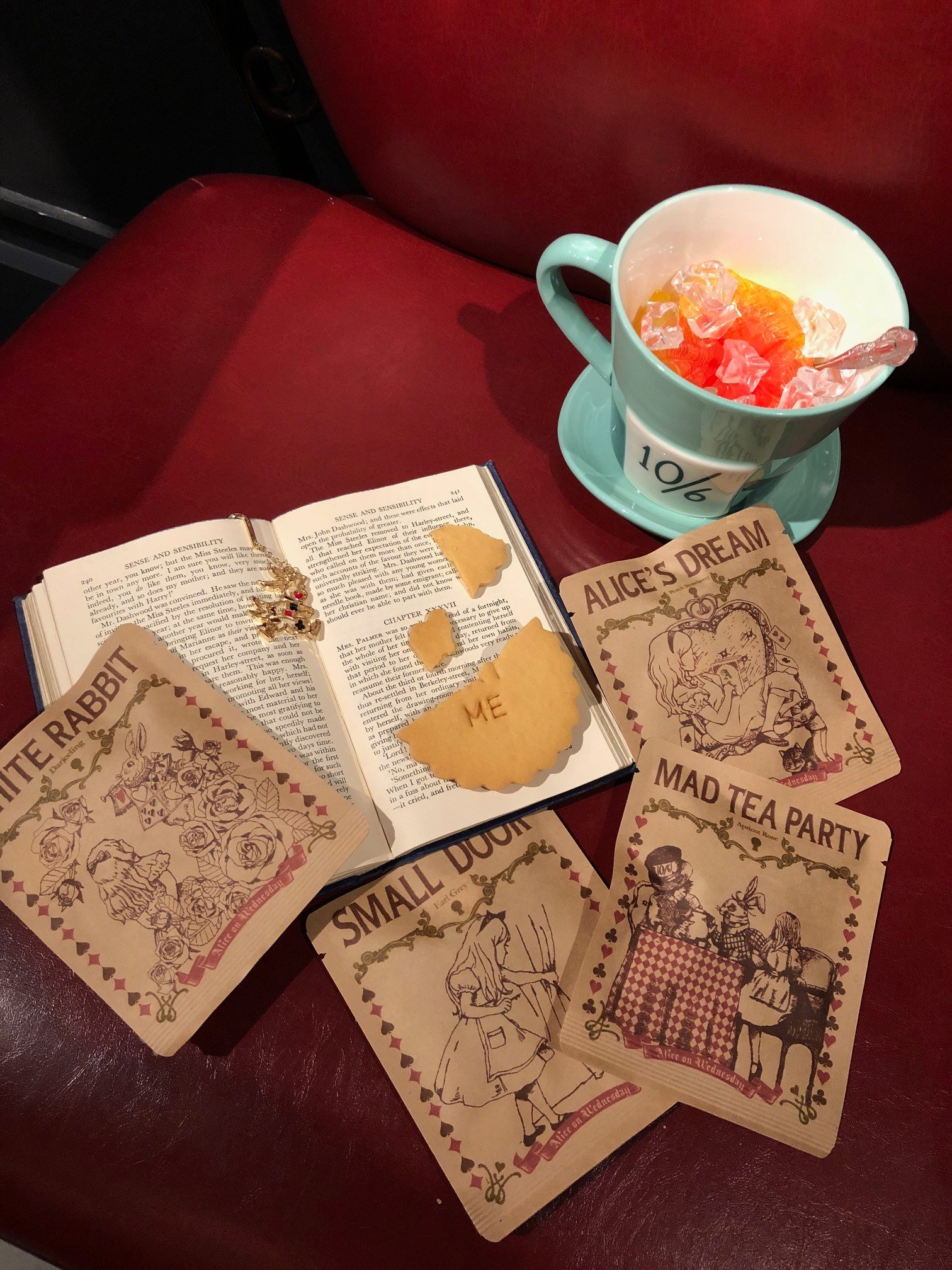 Alice On Wednesday 水曜日のアリス 水曜日のアリス名古屋 New 読書の秋 お供に紅茶はいかがですか ホッと一息 優雅なティータイムになる事間違いなしです ミルクを注いで ミルクティーでもお召し上がりいただけますよ クラフト