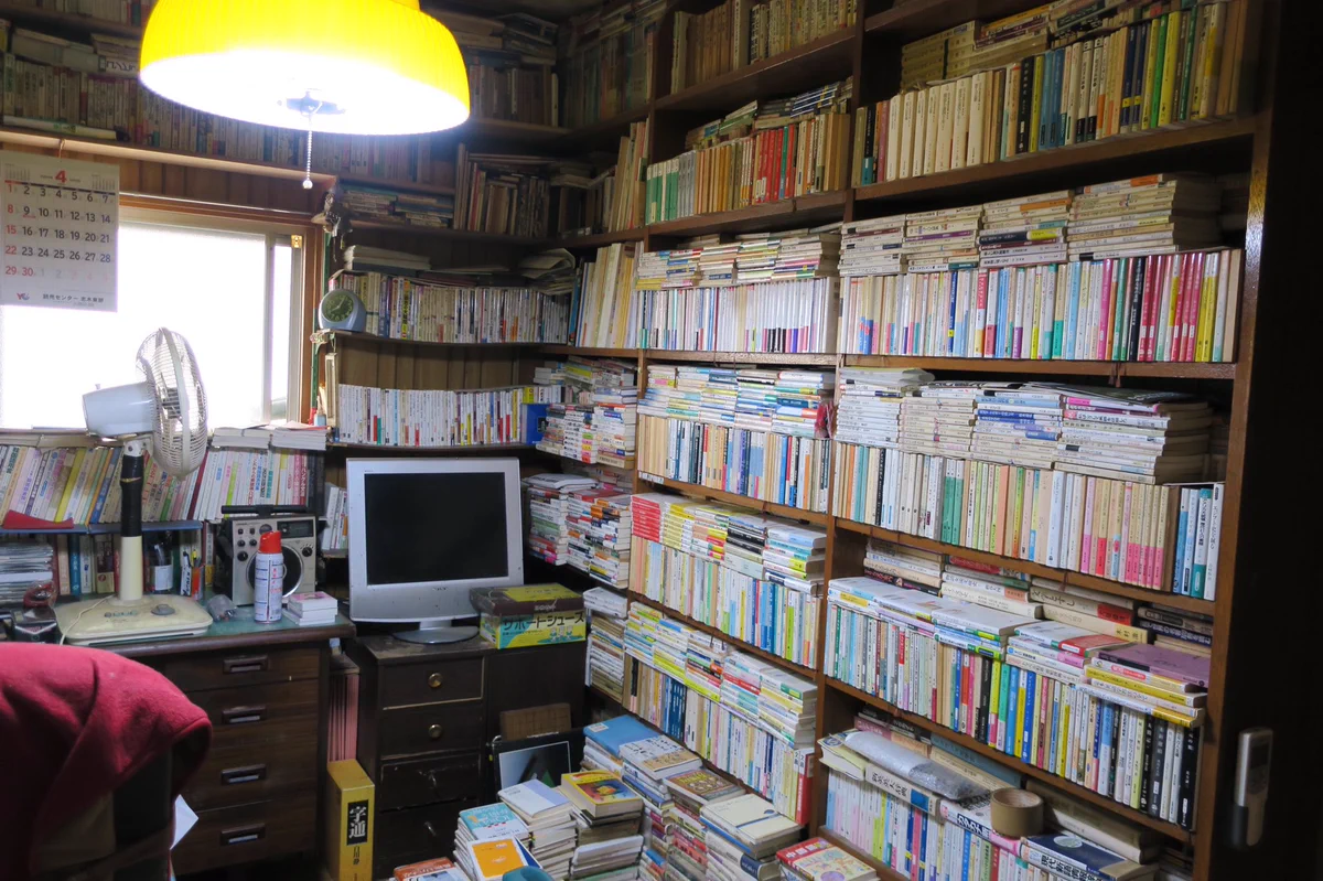 天井まで積み上げられた本の山！！このまま古書店が開けそう！！！