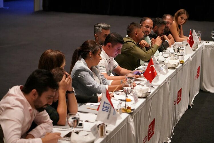 alperalveroglu's tweet photo. Eylül zirvesini gerçekleştirdiğimiz SET Gurubumuzun bu ayki oturum konuğu “Sürdürülebilir Kent Yönetimi ve Yeni Nesil Şehircilik Uygulamaları” konusu ile verimli paylaşımlarını dinleme fırsatı edindiğimiz Kepez Belediye Başkanı Sn. @HTutuncu idi.
#setturkey
#MutluBirTürkiye https://t.co/xSrjs3LQNB