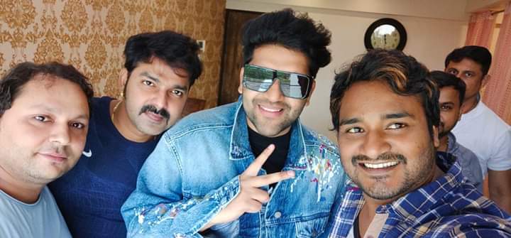 RajeevSingh909's tweet image. Bhojpuri big star singer #PAWAN_SINGH & BOLLYWOOD, PUNJABI big star singer #GURU_RANDHAVA with #AzadSingh #Shyam dehati. @PawanSingh909 @GuruOfficial