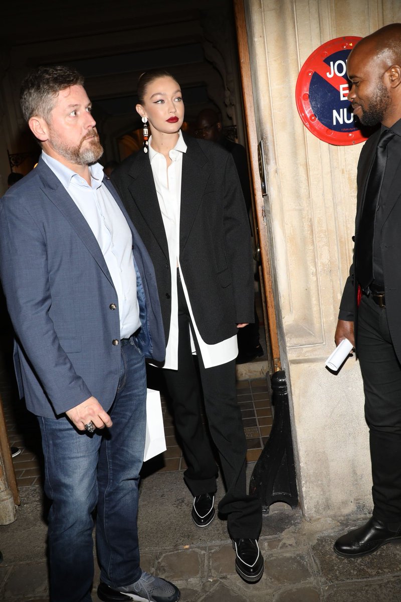 gigihadidsdaily's tweet photo. September 25: Gigi Hadid arriving at The White Shirt Exhibition for the presentation of the #TributeToKarl collection in Paris. https://t.co/vo3SzsJQam