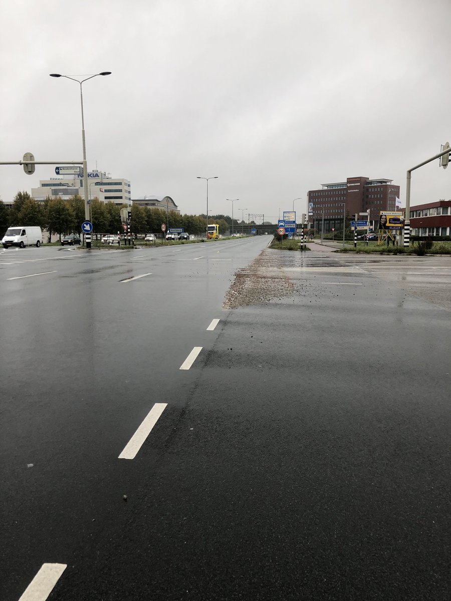 WISPimPNH's tweet photo. Grintspoor op de #N201 bij 29,7L. Afslaande baan naar ➡️ naarde Rijnlanderweg komend vanaf Schiphol ligt er uit. @RWSverkeersinfo @ANWBverkeer https://t.co/6R6U8aqppG