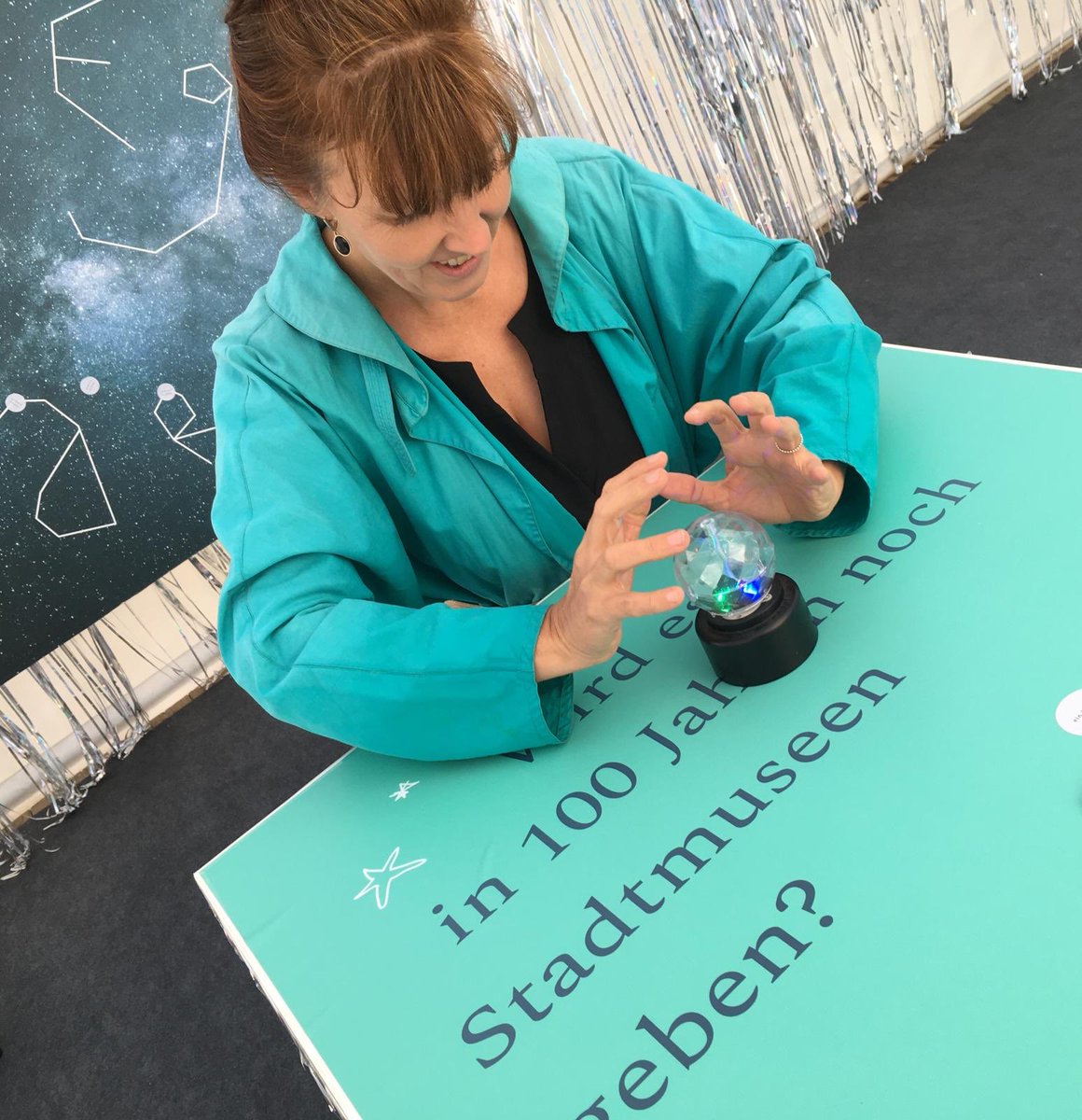 Wir werfen gemeinsam mit den Menschen bei #smartcitiesmuseums und #stadtgefährten einen Blick in die Glaskugel: wird es in 100 Jahren noch Stadtmuseen geben?