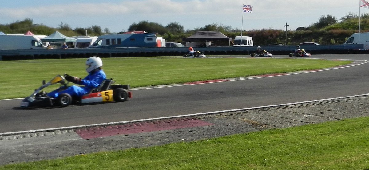 formulablue_uk's tweet photo. Into the top 5 now, kicking off with #5 Michael Bell. Bell sniped the top 5 spot away from O'Neill by making a pass stick on Stoddart-Stones in the final to tie the points and head to countback. First run for the new #5 resulted in a pole to 3rd, extending his lead in the #2ckc https://t.co/TpFXV1Epqj