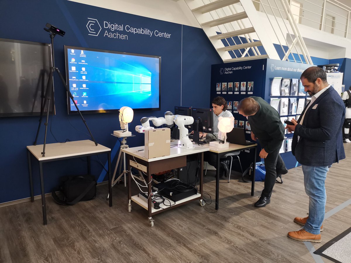 Beim Aufbau unserer Demo bei der Abschlusskonferenz "interdisz. Kompetenzaufbau" in Aachen! Wir freuen uns auf einen Tag mit spannenden Gesprächen! #mtiwandel