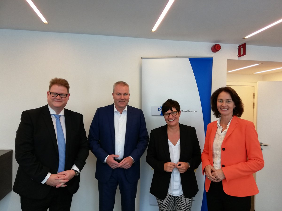 ihkkoblenz's tweet photo. Wirtschaftsgrüße aus #Brüssel: Gestern+heute haben wir mit 40 #UnternehmerInnen die "#europäische Hauptstadt" besucht und u.a. mit den #RLP-#MdEPs @katarinabarley, #RalfSeekatz, #NorbertNeuser, @ChSchneider gesprochen.
Unsere PM: https://t.co/se3z5TMJAf
#GemeinsamEuropaStärken https://t.co/WijI5quV6C