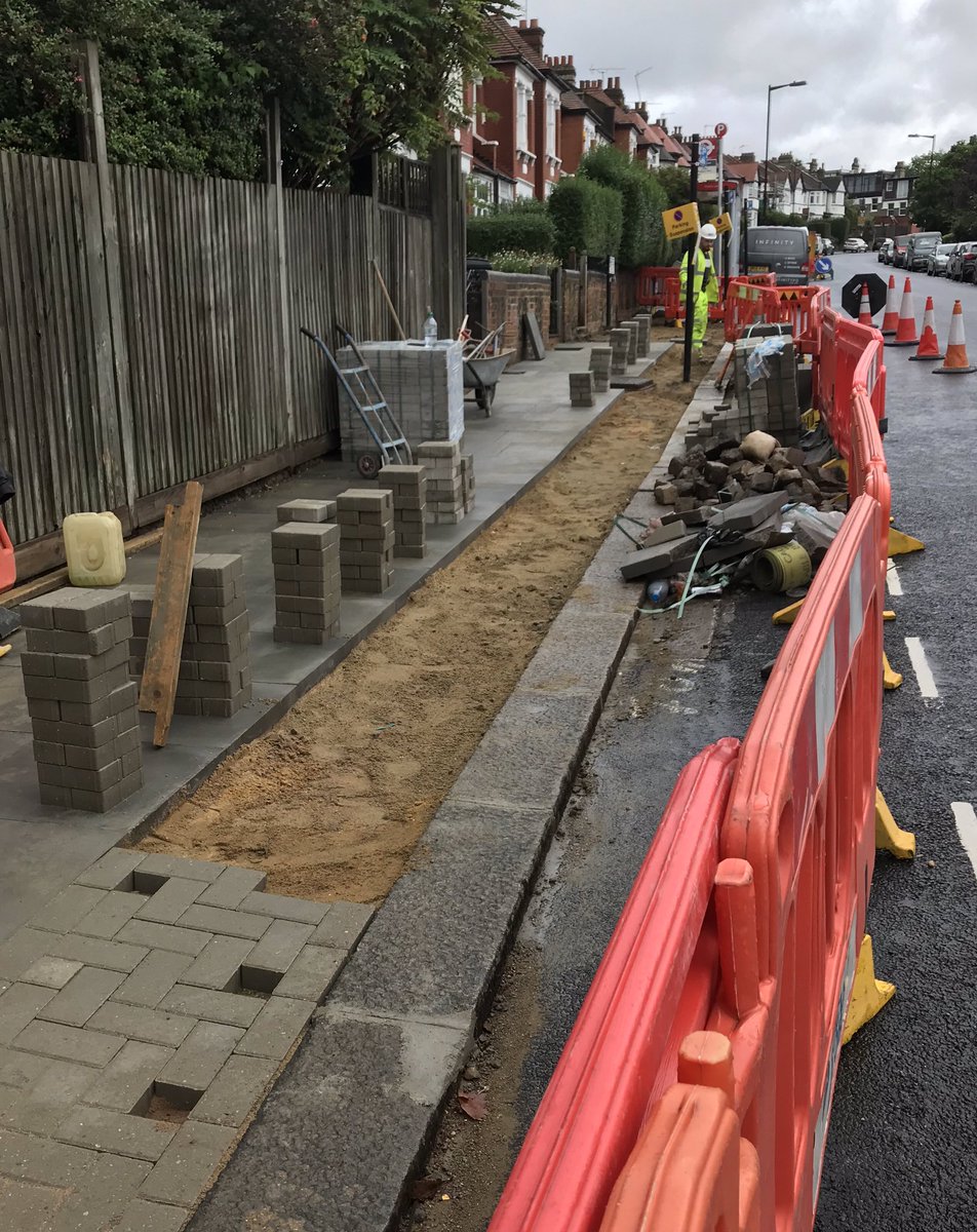 theblackstoo's tweet image. 2011: ‘Footway along Rokesly Avenue is paving slabs. It is our policy to replace slabs with tarmac along residential roads of this type when carrying out maintenance works.’ 

2019 Slabs replace slabs on opposite side of road. #Slabgate #crouchend #hornsey @haringeycouncil