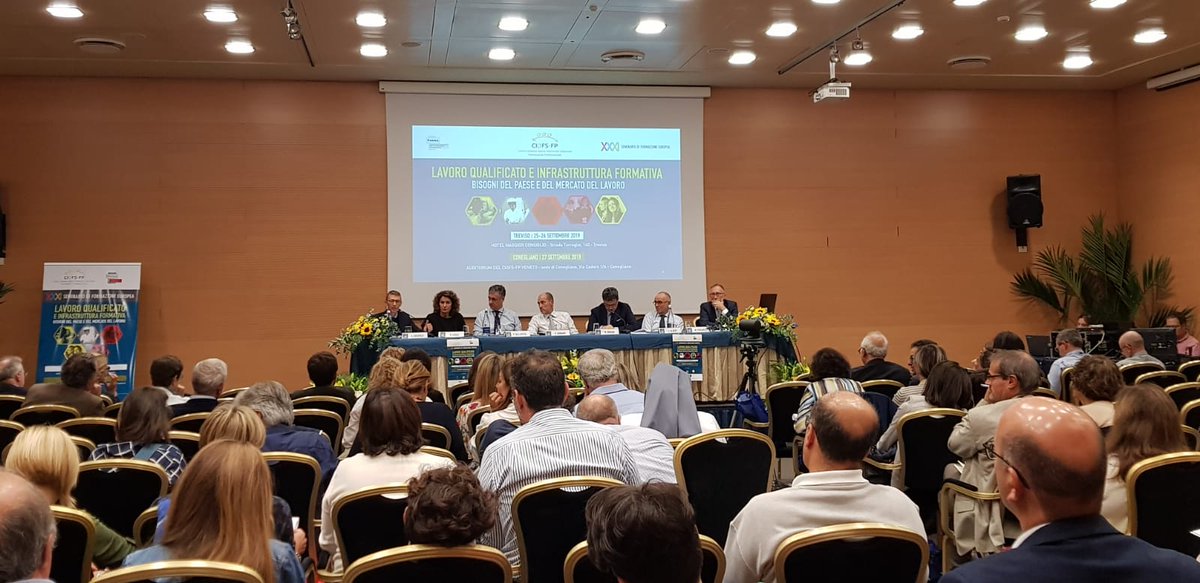 La prima sessione di lavoro della giornata di ieri, si è incentrata sul tema “Domanda di lavoro qualificato e offerta formativa".
“Per il prossimo futuro  le competenze più richieste riguarderanno: il digitale, l’ecosostenibilità e le socio-emotional skill”. 
#SeminarioEuropa