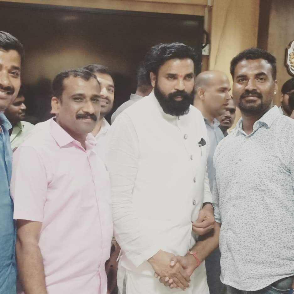 attackarjunn's tweet photo. ಸಚಿವ ಶ್ರೀರಾಮುಲು ಅಣ್ಣನವರನ್ನು ಮೊದಲನೇ ಬಾರಿ ಭೇಟಿ ಮಾಡಿದ ಸಂದರ್ಭ
ಅವರ ಕಾರ್ಯವೈಕರಿ, ಜನಸ್ಪಂದನೆ, ಕಡತಗಳ ವಿಲೇವಾರಿ, ಕಾರ್ಯದ ವೇಗ ಜನರ ಕಷ್ಟಗಳನ್ನು ಆಲಿಸುವುದು ಅವರ ತಂಡದಲ್ಲಿರುವ ಅಧಿಕಾರಿಗಳ ಸ್ಪಂದನೆ ಬಹಳ ಇಷ್ಟವಾಯಿತ.@sriramulubjp @CMofKarnataka
🙏😍 #SriRamulu #Karnataka #Minister #AttackArjun #Attack_Arjun https://t.co/GGkqKUGqod