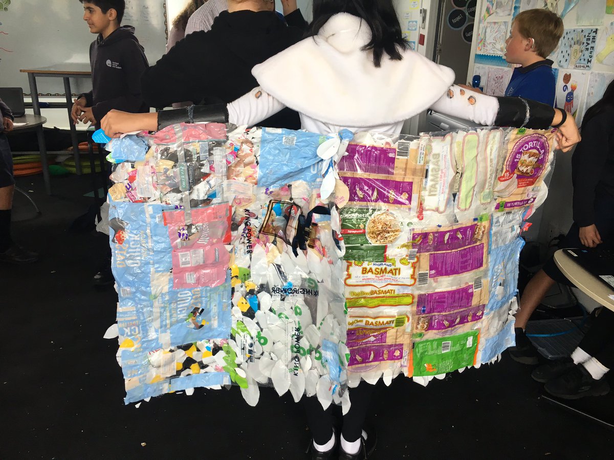 MsGomes123's tweet photo. Some amazing showcases at Yr 7’s #inquirefest . The themes of #howweexpressourselves &amp; #sharingtheplanet were combined to show creative ways to send important messages. A favourite of mine was the wearable arts. Check out this student’s creation made from plastic packaging! #pyp https://t.co/wCRJLNvulV