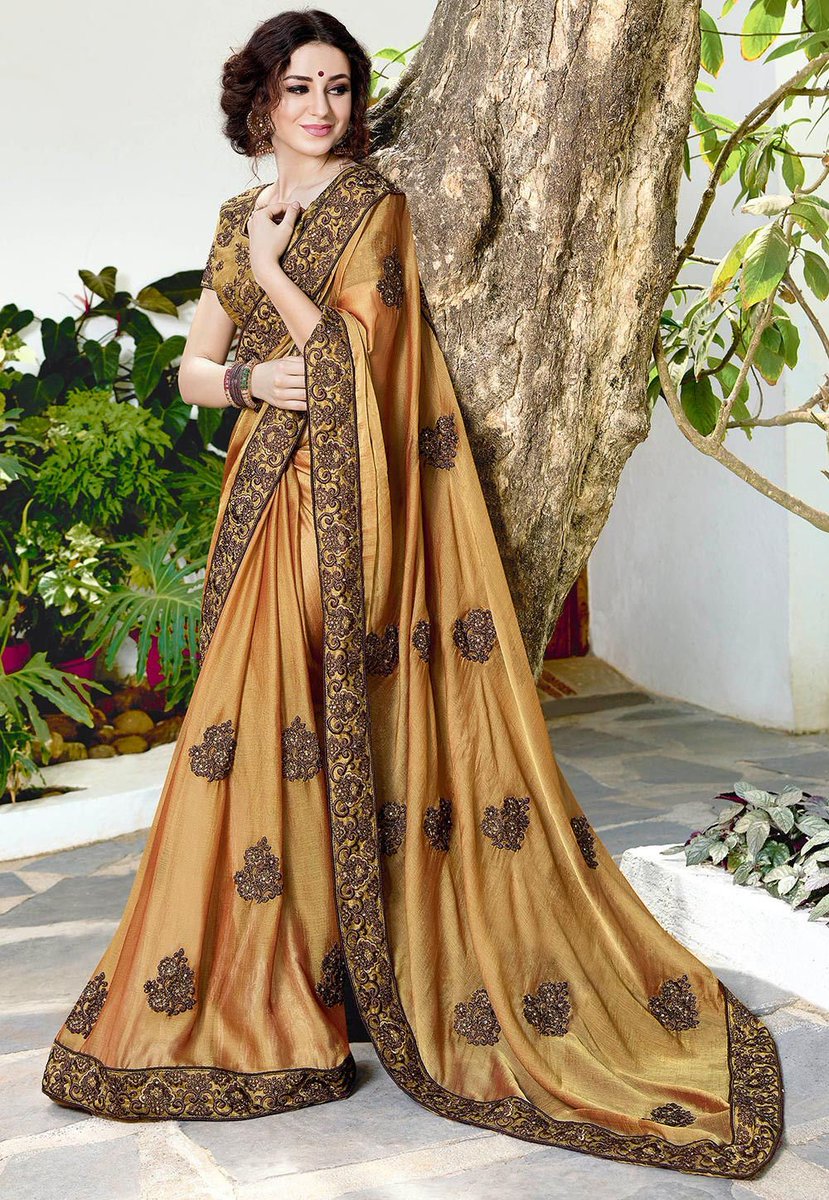 UtsavFashion's tweet image. Wondering what to wear to the next evening gala you get invited to? These flared silhouettes with dainty embroidery are an apt choice.
utsavfashion.com/product/embroi…
.
.
#UtsavFashion #ModernYetRooted #CelebrateTheIndianExperience