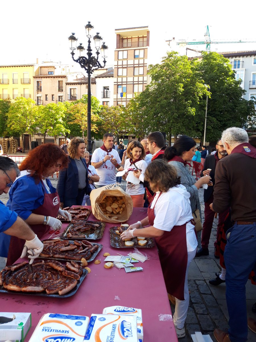 Hoy en la Plaza del Mercado la Federación de Peñas en su Semana Gastronómoca ofrece salchichón asado, 2.000 raciones... hasta que se acaben.