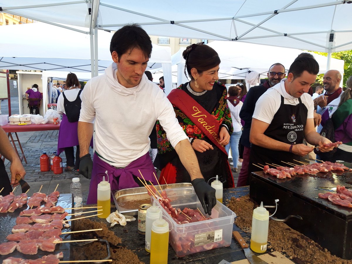 Y la peña La Uva ofrece una brocheta de solomillo sobre queso camerano y salsa de pimiento (receta sofisticada con muy muy buena pinta).

👉 Plaza del Mercado
👉 2.000 raciones (hasta que se terminen)
