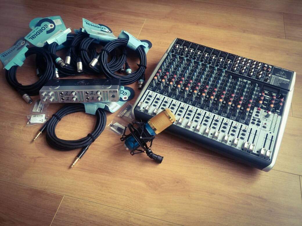 jaimejouercast's tweet photo. Le podcast c'est aussi beaucoup de câbles, de normes audio, d'ajustements...
Vous nous avez fait des compliments pour "notre" son.
Voici notre setup si vous voulez vous en inspirer. 
Vous êtes les bienvenus. 😇
#podcast #wip #tuto #aide https://t.co/mRMJvKbruv