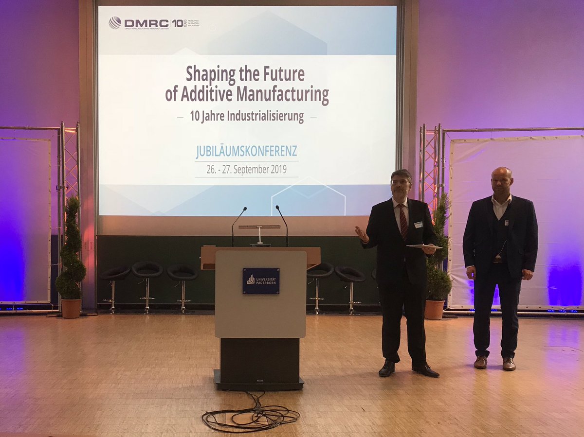 SICPaderborn's tweet image. Minister Prof. Dr. Andreas Pinkwart @a_pinkwart spricht zum Auftakt der #10yDMRC-Jubiläumskonferenz über die Entwicklungsgeschichte des #DMRC, die Bedeutung des #AdditiveManufacturing für #NRW und die Beziehung zu #Digitalisierung und #Leichtbau. 10-years-dmrc.com @unipb