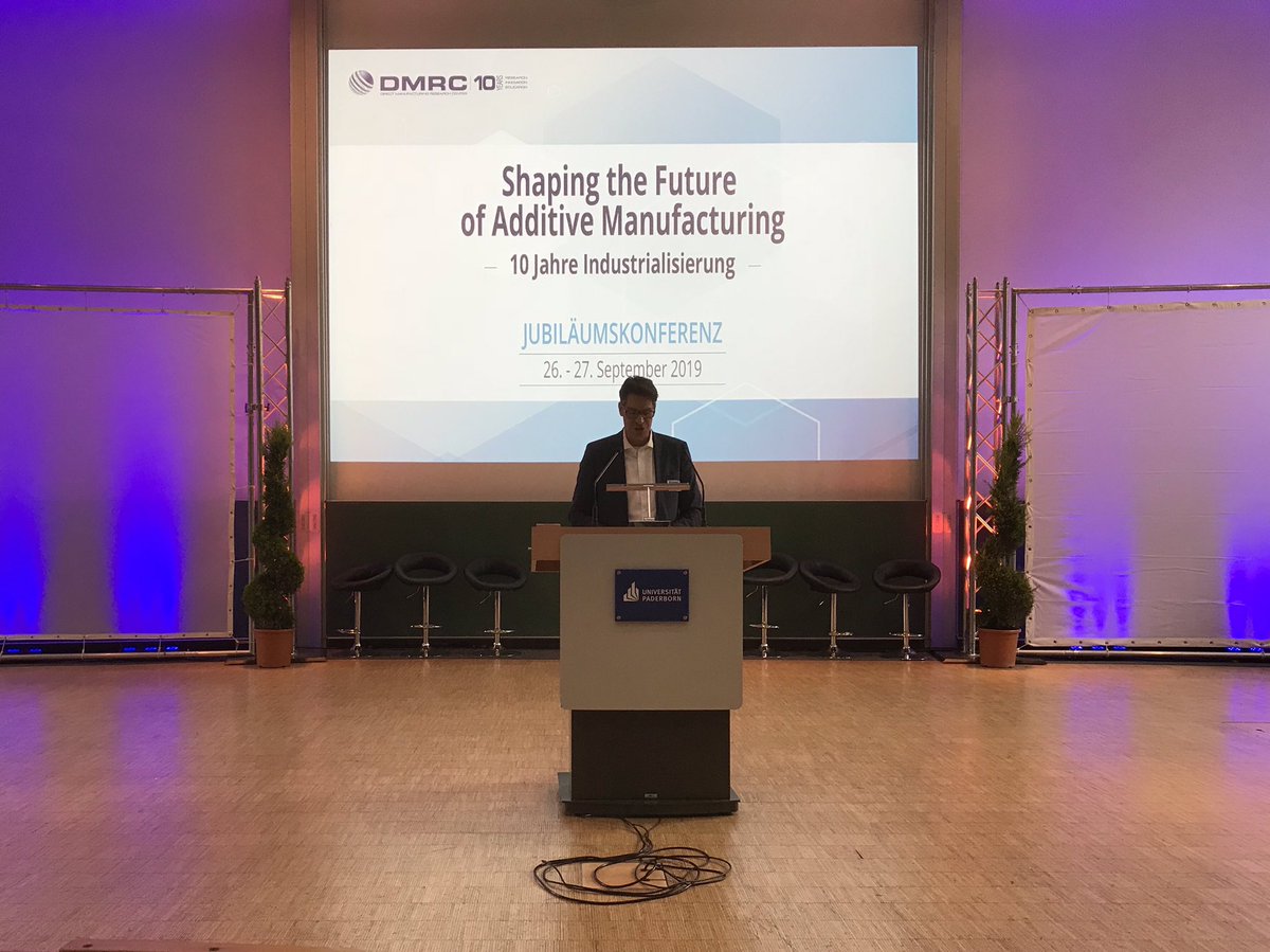 SICPaderborn's tweet image. Minister Prof. Dr. Andreas Pinkwart @a_pinkwart spricht zum Auftakt der #10yDMRC-Jubiläumskonferenz über die Entwicklungsgeschichte des #DMRC, die Bedeutung des #AdditiveManufacturing für #NRW und die Beziehung zu #Digitalisierung und #Leichtbau. 10-years-dmrc.com @unipb