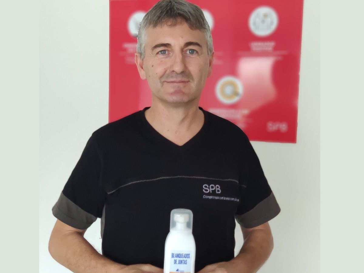 SPB_Spain's tweet photo. #QuiénesSomos Fede Mañez es uno de los grandes referentes de SPB. ¡22 años en la compañía! 
Es coordinador de logística de #SPB1. Su producto favorito, el Blanqueador de Juntas #BosqueVerde ¡Gracias Fede x sumar siempre! ➕❤️
#equipoSPB #embajadoresSPB #nuestragenteesnuestramarca https://t.co/4NiSH9Zhjv