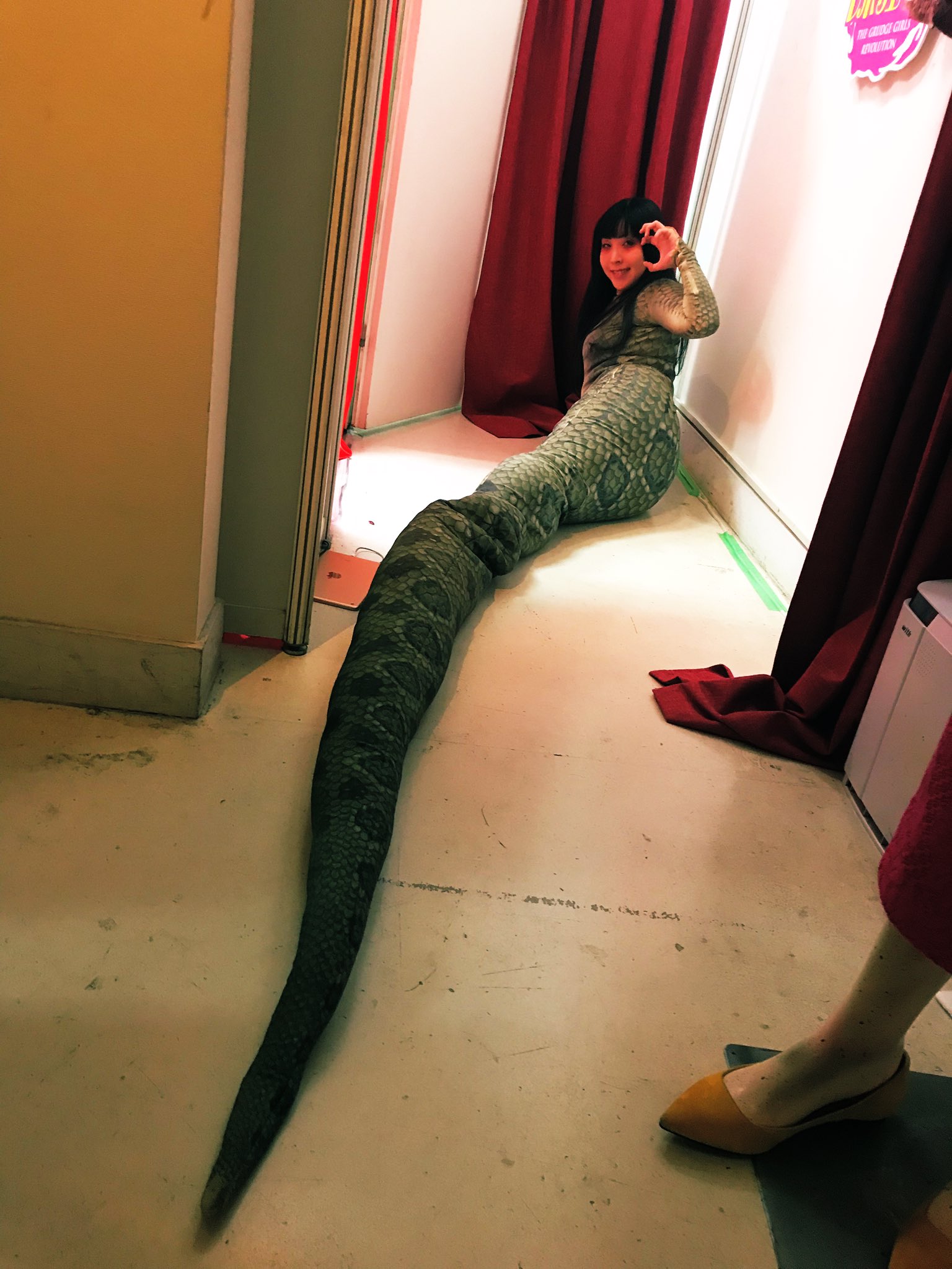 天の ゆずこ 顔が疲れててごめんだけど 蛇ちゃんスーツ着させてもらったよ W わーい リプにグロい蛇ちゃんも載せるから 好きな人だけ見てー 鱗の描き込みがエグいこちらのスーツも実物が見られるのは 29日まで 怨念ガールズ