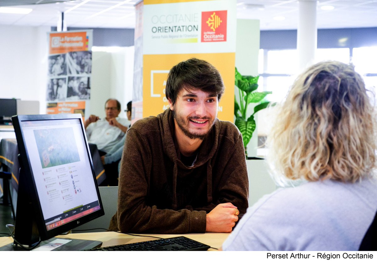 Occitanie's tweet photo. Vos projets d'orientation en un clic 🖱️

#Lycéens, #étudiants, salariés en reconversion professionnelle, demandeurs d'#emploi... Avec le portail MeFormerEnRegion, bénéficiez d'un accompagnement personnalisé pour construire votre avenir ❗️

👉 https://t.co/oiPwDGH45F https://t.co/O2MMpbeL0V
