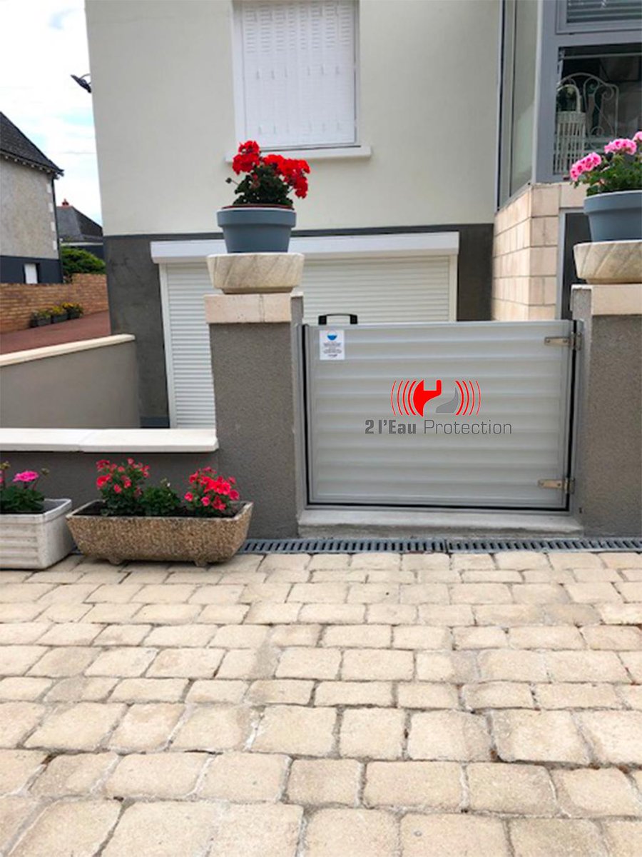 2leauprotection's tweet photo. Avant/après : votre maison protégée contre l' #inondation avec @2leauprotection ! Dormez sur vos 2 oreilles 😴grâce au #portillon #etanche #BasicSwing #Acquastop 🛠️ #Fabrication #installation sur mesure 🚧 #protection #ruissellement Pour plus d'info https://t.co/pK1MSUVlKD https://t.co/7rgY2w7kWe