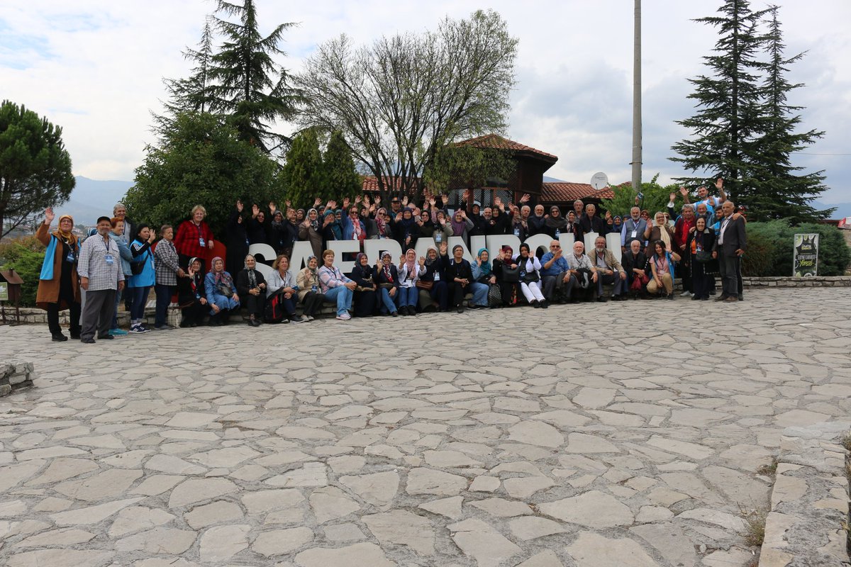 Dün YADEM Safranbolu'daydı. Güzel Safranbolu'yu, yaşlılarımızı rehber eşliğinde gezdirerek şehrimize özel her şeyi birlikte keşfetmelerini sağladık. Safranbolu hatıramızdan kareler 👴👵 #safranbolu #gezi #ekremyüce #sakaryabüyükşehirbelediyesi #yademdeneşevar #yaslidestek