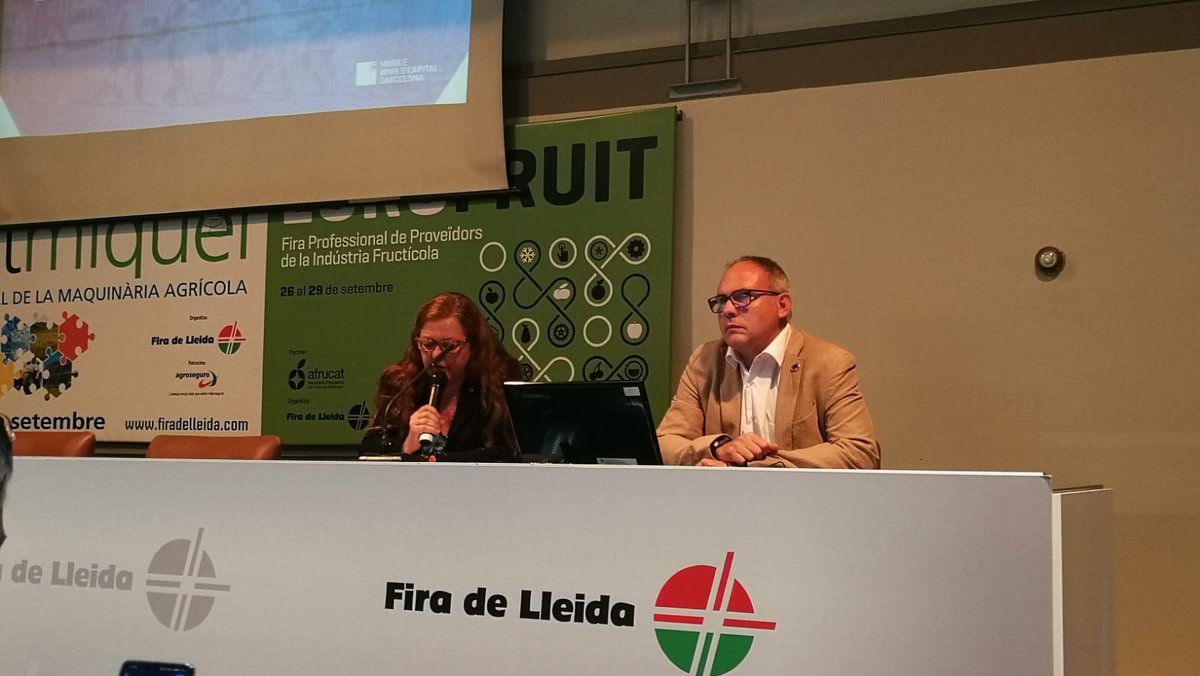 Eng_Agronoms's tweet image. Presentació de la degana @silviabures de la segona part de la Jornada tècnica on el Sr. Eduard Martín, director de @5GBarcelona ens explica la primera prova pilot de l’aplicació del 5G a l’agricultura.

#JornadesCOEAC #PATT2019 #FiraSantMiquel