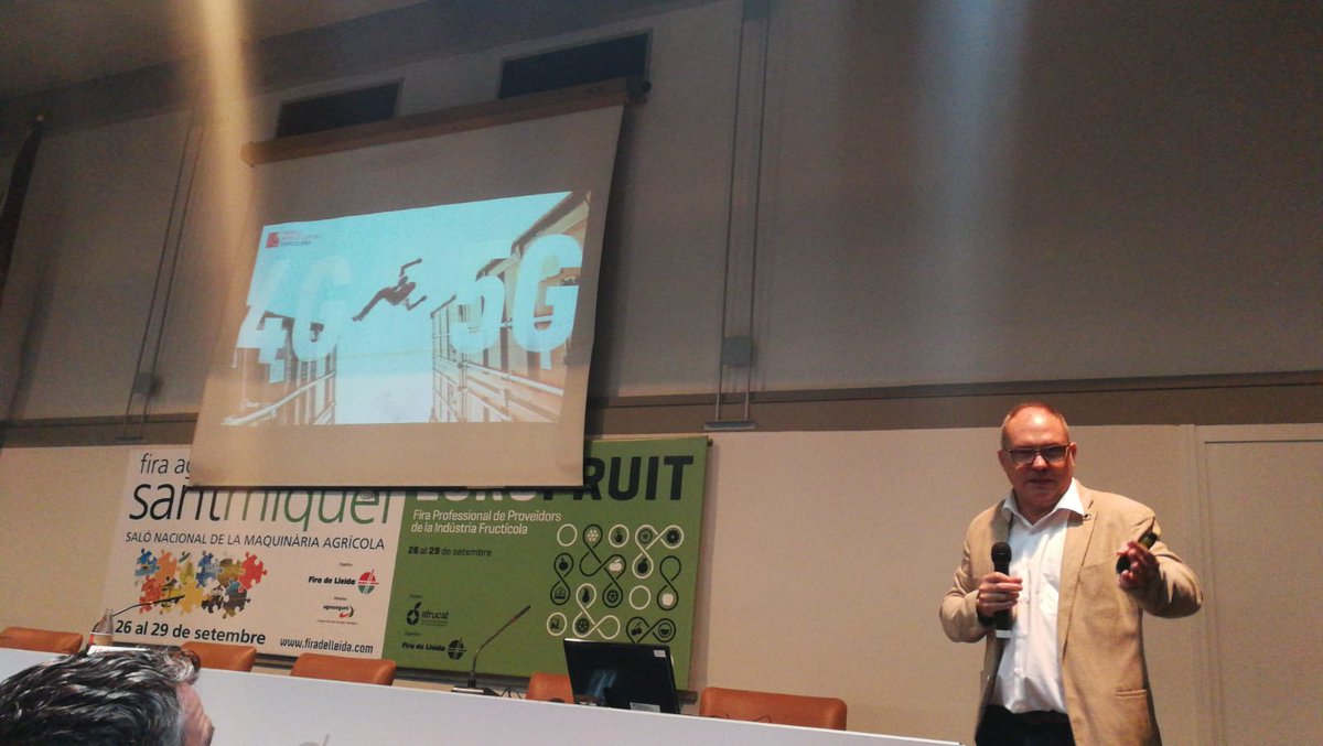 Eng_Agronoms's tweet image. Presentació de la degana @silviabures de la segona part de la Jornada tècnica on el Sr. Eduard Martín, director de @5GBarcelona ens explica la primera prova pilot de l’aplicació del 5G a l’agricultura.

#JornadesCOEAC #PATT2019 #FiraSantMiquel