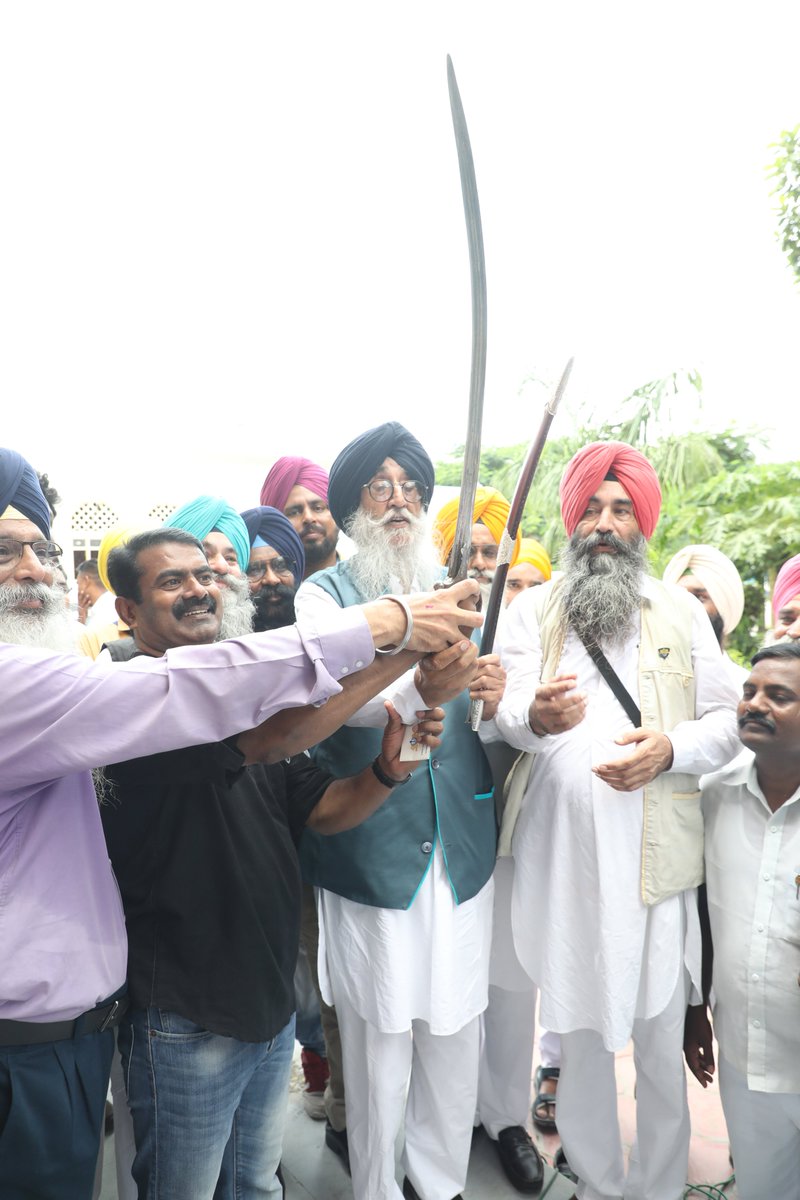 ஈகைப் பேரொளி அண்ணன் திலீபன் அவர்களுக்கு டெல்லியில் நடைபெற்ற தேசிய இனங்களின் ஒற்றுமை அணிவகுப்பு மற்றும் பேரணியின் போது நாம் தமிழர் கட்சி சார்பாக வீரவணக்கம் செலுத்தப்பட்டது!