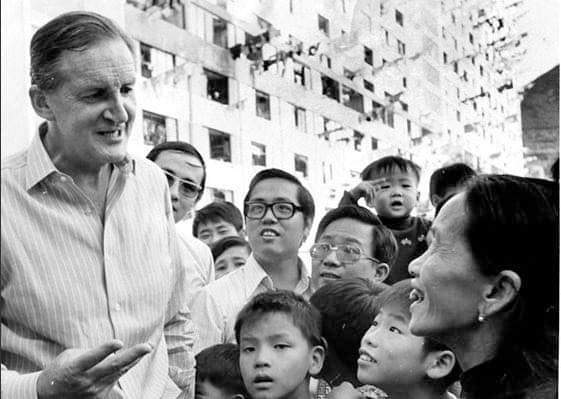 Miss the good old days of #HongKong 😢: 

Sir Murray MacLehose, the 25th Governor of Hong Kong  was reaching out to the local community. Citizens talked freely to him. Both had genuine smiles on their faces.

#StandWithHongKong